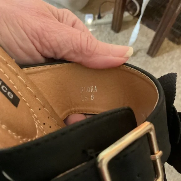 GOOD CHOICE BLACK SANDALS WITH BIG FLOWER WORN 1 TIME - Picture 5 of 5